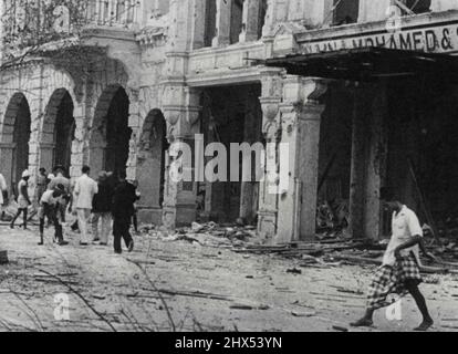 Attaques aériennes japonaises contre Singapour - il s'agit de la première série de photos de l'épave de RAID aérien à être reçue de Singapour. Photographie prise à Raffles place, la Piccadilly Cirous de Singapour, montrant l'étendue de certains des dommages causés par les attaques aériennes japonaises. 20 mai 1942. (Photo de British Newsreel Pictures). Banque D'Images