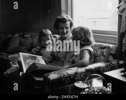 Avec les filles Julie 5 et Patricia 8. À la maison avec ses deux filles - elle ne manque jamais des lire leurs histoires de coucher. 1 septembre 1955. (Photo par look Magazine). Banque D'Images