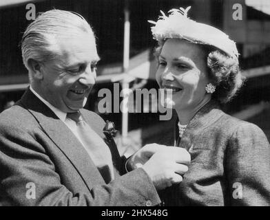 ***** Harold Holt, ministre fédéral du travail, présente ***** Kangaroo PIN à Mme Richard Nixon, épouse de la ***** Des États-Unis au Melbourne Cricket ***** . 23 octobre 1953. Banque D'Images