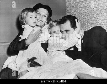 Les politiciens américains : le sénateur Nixon et sa famille -- le sénateur Richard Nixon, vice-président des États-Unis, et sa femme ont été très chaleureusement accueillis par leurs filles Julie (à gauche) et Patricia, à leur retour d'un voyage de bonne volonté dans le cadre des élections américaines de novembre 1954. Avant leur mariage, en 1940, Mme Nixon était Patricia Ryan. 1 décembre 1954. (Photo par Camera Press). Banque D'Images