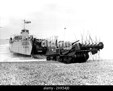 Tanks et troupes Storm South Coast Beaches in amphibie 'invasion'.aujourd'hui en opération Runaground III, les forces 'ennemies', composé d'hommes des Gloucesters, Royal Marine Commandos, et Hussars avec Centurion, Sherman et les chars Ceurchlli, a pris d'assaut la plage d'Eastney, près de Portsmouth est le plus grand exercice amphibie combiné depuis la guerre. Frognen est tombé d'un avion en direction de la voie, un soutien aride a été donné à l'atterrissage de RAP et; des hélicoptères de la Marine ont été utilisés pour la première fois dans un atterrissage et les Royal Engineers ont fourni une impressionnante exposition de flashs et de bangs pour atmosphère.tanks Banque D'Images