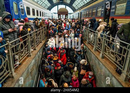 Lviv, Ukraine. 6th mars 2022. Les réfugiés arrivent des zones de guerre de Lviv.depuis le début de l'invasion militaire russe, plus de 1,7 millions de réfugiés ont quitté l'Ukraine. Cela est rapporté par l'Agence des Nations Unies pour les réfugiés. (Image de crédit : © Vincenzo Circosta/SOPA Images via ZUMA Press Wire) Banque D'Images