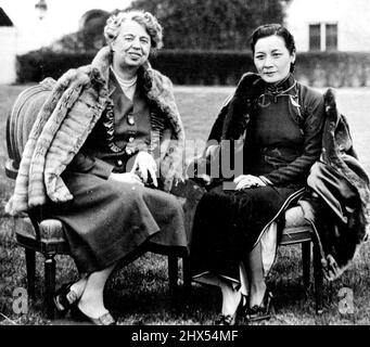 Épouses des chefs de guerre alliés à Washington -- Mme Franklin D. Roosevelt (à gauche), épouse du président américain, et Mme Mme. Chiang Kai-shek, épouse du Generalissimo chinois, est montré sur la pelouse de la Maison Blanche à Washington. 23 mars 1943. (Photo par U.S. Office of War information Pictures). Banque D'Images