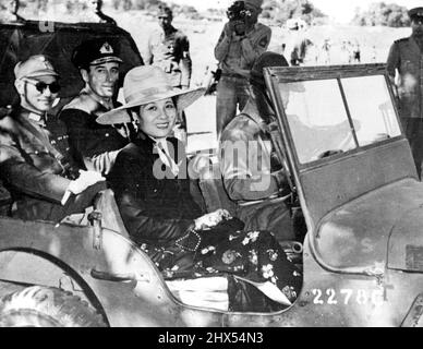 Le généralissimo Chiang Kai-Shek inspecte le Centre de formation des soldats chinois en Inde -- le généralissimo Chiang Kai-Shek prend sa place aux côtés de l'amiral Lord Louis Mountbatten, commandant suprême des forces alliées en Asie du Sud-est, tandis que Mme. Chiang Kai-shek est assis à côté du chauffeur de jeep, lors d'une visite des centres d'entraînement dans l'est de l'Inde, où les soldats chinois sont sous l'instruction des officiers de l'armée américaine.à la suite de la Conférence du Caire Generalissimo Chiang Kai-Shek et Mme. Chiang Kai-Shek s'est arrêté en Inde lors du voyage de retour en Chine et a visité un certain nombre de centres d'entraînement où un soldat chinois Banque D'Images