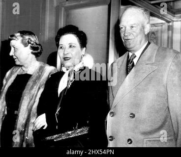 Après le thé à la Maison Blanche -- Madame Chiang Kai-shel (au centre), épouse du nationaliste chinois Generalissimo, pose avec le Président et Mme Dwight Eisenhower tard aujourd'hui après que le visiteur de Formosa ait eu le thé avec les Eisenhowers. 09 mars 1953. (Photo par AP Wirephoto). Banque D'Images