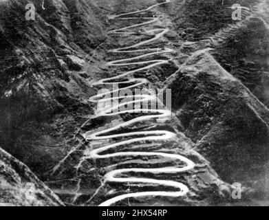 Sur la route de la Birmanie Life Line de Chine. Il a été lancé en 1939 terminé en moins d'un an. Trois ans plus tard (1941), c'était devenu un fait réel la ligne de vie de la défense de la Chine, la voie ouverte vers l'indépendance de la Chine. La circulation y passe lentement au début de l'année 1941, mais un expert américain de la circulation l'a accéléré maintenant avec plus de 2 000 camions en service, le rythme est en fait accéléré de jour en jour et le flux de l'approvisionnement en circulation, cela a commencé avec un lent filet, a le volume et l'importance de la cueillette. 21 octobre 1949. Banque D'Images