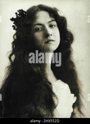 La beauté triomphent. - 'Innocence' - un autre type qui a fait appel en 1902. L'une des 24 reines de beauté sélectionnées dans le premier concours de beauté photographique jamais organisé - il a été mis en scène par un magazine parisien réputé en 1902. 16 novembre 1950. (Photo de la collection Schoenfeld des fonctionnalités de l'appareil photo). Banque D'Images