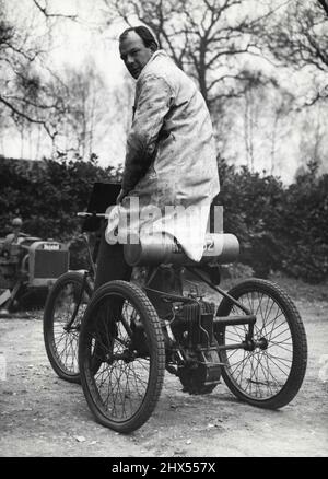 L'histoire en Reverse Man qui va aller de l'avant avec d'autres comme ils vont remonter dans l'histoire est M. P.L. Secombe, de Chobham, Surrey. On le voit tester son tricycle Beaston-Humber de 1899 pour le 17th. Pioneer Motor cycle run for historycles and tricycles - qui se tiendra demain (dimanche) d'Epsom, Surrey, course, à Brighton, Suseek. Le tricycle a été fait à l'époque de la reine Victoria et est décrit comme un morceau d'époque. Il est équipé d'un moteur Coilignition, de fourches rigides et d'un carburateur de surface. L'entrée de cette année pour l'événement de 223 coureurs de 26 comtés d'Angleterre et du pays de Galles est égale à l'année dernière Banque D'Images