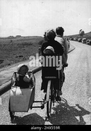 Pour prendre toute la famille essence est cher, le gouvernement raides le fonds de route, alors prenez la famille sur votre cycle. Il vous suffit d'un tandem et d'ajouter une voiture latérale et un siège supplémentaire derrière. Plein de ressources. Avec de l'essence si chère, cette famille londonienne résout son problème de vacances en utilisant un cycle en tandem, avec un sidecar et un siège supplémentaire derrière. 25 août 1953. (Photo de Paul Popper, Paul Popper Ltd.). Banque D'Images