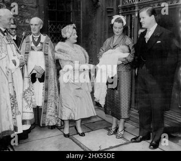 La reine mère admire sa fille du Nouveau Dieu -- Oh, quel bébé charmant! C'est ce que la reine Elizabeth la reine mère semble nous dire la mère de 19 ans, la vicomtesse Althorp, Montre Sarah Lavinia Spencer à la marraine royale du bébé à l'abbaye de Westminster où le baptême a eu lieu dans la chapelle Saint-Faith jusqu'à présent (jeudi) le bébé est né dans une maison de soins de Northampton le 19 mars. Le Viscount Althorp est vu sur la droite. À gauche de la reine mère sont la RT. Le Rév. Percy Mark Herbert, évêque de Norwich, et le très Rév. A.C. Don, doyen de Westminster (deuxième à partir de la gauche). 09 juin 1955. Banque D'Images