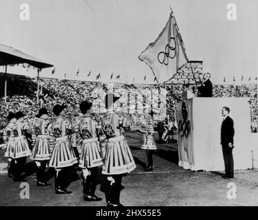 La XIV Olympiade fermée -- Sir Frederick Wells, lord Mayor of London, détient le drapeau olympique comme les trompettistes de l'État sont la fin officielle des quatorzième Jeux Olympiques modernes est Wembley Stadium à Londres samedi. À droite se trouve J. Sigfrid Edstrom, président du Comité International Olympique. Le premier plan à droite est Lord Burghley, président du comité d'organisation olympique. 16 août 1948. (Photo par AP Wirephoto). Banque D'Images