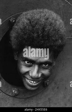 Cheveux flous de Joseph, île Salomon cuire sur la ketch ***** a une teinte blonde. Joseph qui est tombé à Sydney aujourd'hui avec un grand sourire est à la mode retour ***** accueil. Il obtient le défaut avec une touche de peroxyde. 06 décembre 1948. Banque D'Images