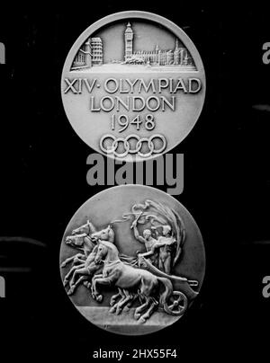 Pour l'Olympiade 1948 -- L'inverse et l'inverse de la médaille des Jeux Olympiques, photographié aujourd'hui (mardi) à l'usine de Londres de MM. John pinches, responsable de leur fabrication.les médailles sont désormais frappées pour les concurrents réussis dans les Jeux Olympiques à venir, qui se tiendront à Londres, doivent être d'argent oxydé au lieu d'or, comme jusqu'ici. Les médailles qui portent un char grec symbolique sur l'inverse, ont représenté au dos une impression du Palais de Westminster, les cercles de feu entrelacés représentant les cinq continents, et la légende: XIV Olympied Londres 1948.Olympiade Medal. Au Banque D'Images