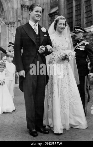 La fille de Peer Weds à l'abbaye : Reine présente -- la charmante mariée de 18 ans et son époux émergent de l'abbaye de Westminster après le « mariage de l'année ». Avec la Reine, le duc d'Édimbourg et d'autres membres de la famille royale comme invités, l'ancien Miss Frances Roche, fille de Lord et Lady Fermoy, a été marié dans l'abbaye au vicomte Althorp, 30 ans, fils et héritier du comte et de la comtesse Spencer. La robe de la mariée est de camellia tandis que faille brodée tout autour avec des paillettes d'argent, des cristaux, et des diamants coupés à la main. 1 juin 1954. Banque D'Images