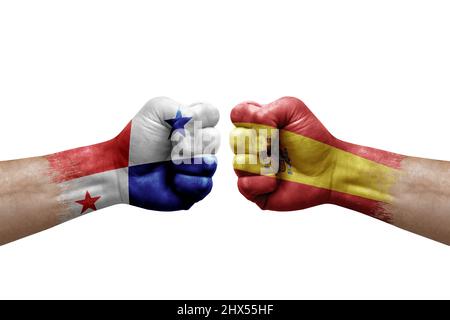 Deux mains poinçonner l'une à l'autre sur fond blanc. Drapeaux de pays peint les poings, conflit de la crise concept entre panama et l'espagne Banque D'Images