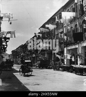 Il pleut au moins une fois par après-midi, généralement plusieurs fois, à Singapour dès que la pluie s'arrête, les vêtements sont suspendus pour sécher sur des poteaux en bambou. 20 janvier 1951 (photo par Horace Bristol, Agence photographique est - Ouest) Banque D'Images