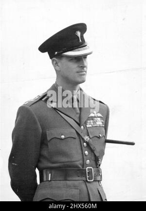 Une occasion royale pour les 'Taffys': Un gros plan de H.R.H. le duc d'Édimbourg dans l'uniforme du maréchal de champ vu observer le passé de mars de la compagnie No 8 Gallois Guards lors de sa visite au dépôt de Caterham aujourd'hui. H.R.H. le duc d'Édimbourg, colonel des gardes gallois, a rendu aujourd'hui une visite au dépôt des gardes de Caterham. Après avoir inspecté la Compagnie No 8 les gardes gallois, son Altesse Royale a présenté un certain nombre de médailles. 04 novembre 1954. (Photo de Foxphotos). Banque D'Images