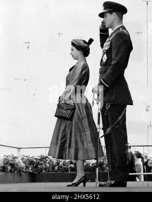 La Reine et le Prince Philip ont photographié pendant la revue de la Force aérienne royale tenue aujourd'hui à Odiham, Hants. La Reine a photographié en regardant un examen de la Royal Air Force Review portant un gilet en shantung raide. C'est un chapeau de paille gay avec un noeud en velours perky et raidi. 15 juillet 1953. (Photo par Daily Mirror). Banque D'Images