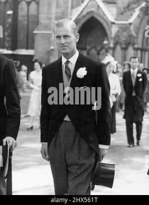 Duc d'Édimbourg au mariage de la princessel's FriendLe duc d'Édimbourg - qui a fait sa première apparition publique depuis son arrivée de Malte en congé de la Royal Navy - quitte l'église St Margare, Westminster, Londres, à jour (lundi) après avoir assisté au mariage de Mlle Margaret Elphinstone, Nièce de la Reine et ami proche de la princesse Elizabeth, à M. Denys Rhodes.la mariée de jour en jour était une épouse au mariage de la princesse Elizabeth au duc d'Édimbourg. Elle est la fille de Lord et de Lady Elphinstone (la sœur aînée de la reine) de Carberry, Musselburgh, Midlothian. 31 juillet 1950. (Tél Banque D'Images