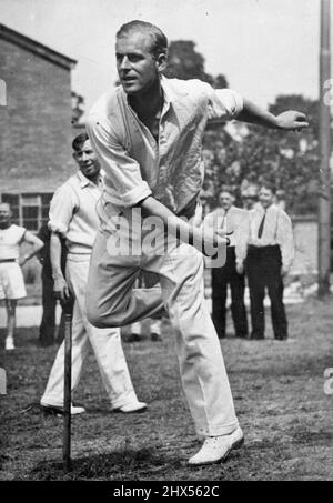 Le duc d'Édimbourg, qui fera une tournée en Australie avec la princesse Elizabeth au début de l'année prochaine, est un cricketeur ardent et compétent. Ici, il est vu au bowling sur les filets quand un lieutenant au centre de formation de Carsham en 1947. 28 octobre 1951. Banque D'Images