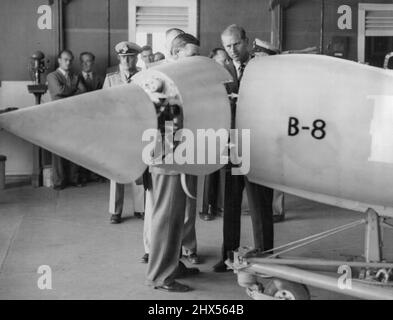 Le duc d'Édimbourg semblait sérieux alors qu'il inspectait un avion radiocommandé de Jindwick, sans pilote, après avoir vu un vol, lors de la visite de l'établissement d'armes à longue portée de Woomera, en Australie méridionale. Le duc semblait sérieux lorsqu'il a vu de l'équipement à l'établissement d'armes de Woomera. 08 avril 1954. Banque D'Images