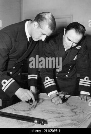 Le duc d'Édimbourg assiste à un cours d'état-major au Royal Naval College -- le lieutenant, le duc d'Édimbourg (à gauche), pose un problème lors d'une discussion avec le commandant W.G.F. Bird, Royal Navy (à droite) au Royal Naval College. Le duc d'Édimbourg, lieutenant naval, a suivi un cours d'état-major au Royal Naval College. Le cours dure jusqu'à la mi-septembre et est conçu non seulement pour qualifier les officiers pour l'exécution des fonctions du personnel - mais aussi pour porter plus loin les studios d'histoire, de stratégie, et les arts de la guerre. 13 mai 1948. (Photo de Planet News Ltd.). Banque D'Images