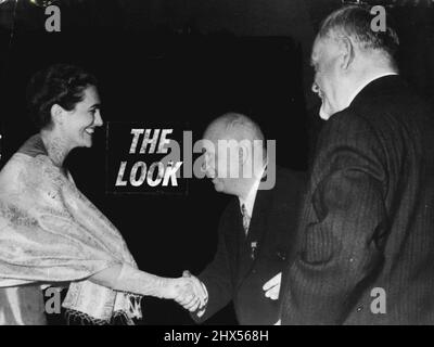 Les Russes à Belgrade - l'épouse du maréchal Tito, Mme Jovanka Broz, salue M. Kruchtchev à la réception donnée à la délégation soviétique qui s'est récemment rendue en Yougoslavie. Khrouchtchev rencontre la femme de Tito et propose un troc. 4 juin 1955. Banque D'Images