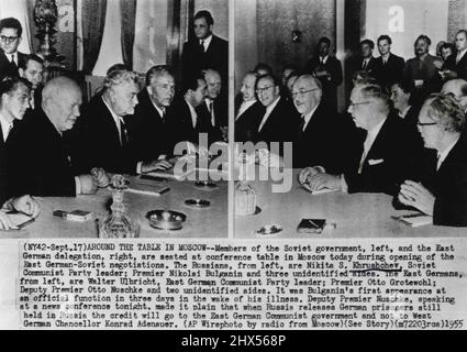 Autour de la Table à Moscou -- les membres du gouvernement soviétique, à gauche, et la délégation de l'Allemagne de l'est, à droite, sont assis à la table de conférence à Moscou aujourd'hui, pendant l'ouverture des négociations germano-soviétiques de l'est. Les Russes, de gauche à droite, sont Nikita S. Khrouchtchev. Dirigeant du Parti communiste soviétique ; le Premier ministre Nikolai Bulganin et trois partis non identifiés ? Les Allemands de l'est, de gauche à droite, sont Walter Ulbricht, chef du Parti communiste de l'Allemagne de l'est; le premier ministre Otto Grotewohl; le vice-premier ministre Otto Nuschke et deux aides non identifiées. C'était la première apparition de Bulganin à une fonction officielle en trois jours dans le sillage Banque D'Images
