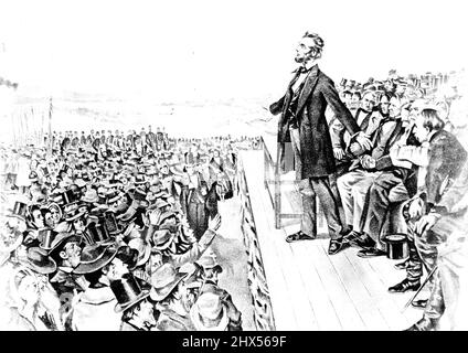 Les paroles d'Abraham Lincoln inspirent des gens des États-Unis et du monde -- ce vieux dessin montre Abraham Lincoln, président des États-Unis de 1860 à 1865, livrant l'allocution de Gettysburg sur la scène où une bataille décisive de la guerre civile avait été menée en juillet 1863. Le champ de bataille de Gettysburg, en Pennsylvanie, est maintenu comme un cimetière commémoratif national. Un vieux dessin montrant Lincoln livrant sa célèbre adresse Gettysburg. 18 janvier 1951. (Photo par United States information Service). Banque D'Images
