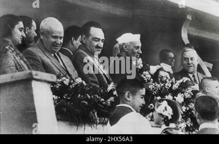 Nehru et les dirigeants soviétiques entendent Bulganin Peace Talk -- en boîte dans le stade Dynamo de Moscou aujourd'hui, où le premier ministre russe Nikolai Bulganin a parlé de réduire les tensions internationales, sont le premier ministre indien Nehru et les principaux dirigeants soviétiques qui ont écouté comme l'ont fait 100 000 personnes entassant le stade. De gauche à droite : Indira Gandhi, fille de Nehru; Nikita Khrouchtchev, A. I. Mikoyan, Jawaharlal Nehru et premier ministre Bulganin. Nehru et sa fille se rendent en Russie pour une visite de deux semaines. 21 juin 1955. (Photo par AP Wirephoto). Banque D'Images