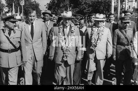 Les dirigeants soviétiques à New Delhi -- le 18th novembre 1995, le maréchal Bulganin, premier ministre soviétique, et M. Kruchtchev, premier secrétaire du Parti communiste russe, sont arrivés à l'aéroport de Delhi pour commencer une visite officielle en Inde. Le lendemain, les dirigeants soviétiques regardaient l'Observatoire de Jantar Mantar ; ils sont vus ici entrer dans les terres, accompagnés de hauts officiers de l'armée indienne. Le maréchal Bulganin est au centre, avec M. Kruchtchev à sa gauche. À droite du Premier ministre soviétique se trouve l'interprète russe qui a été remplacé par un diplomate indien qui avait servi à Moscou quand Banque D'Images