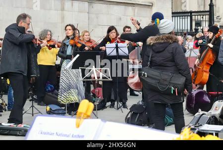 La flashmob orchestrale « Music for Peace » se joue lors d'une manifestation contre l'invasion de l'Ukraine par la Russie 06/03/22 - Londres, Royaume-Uni Banque D'Images