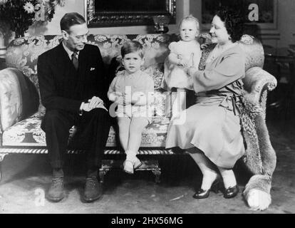 Premières photos du roi depuis son opération - Prince Charles au Palais -- monarques du présent et de l'avenir, le roi George et son petit-fils, le prince Charles, s'assoient de côté à Buckingham Palace comme la reine Cohaches Princesse Anne face à la caméra. Il y a en photo la première faite du Roi depuis sa récente opération sévère de poumon. Ils ont été emmenés au jour le jour (mercredi) puis le prince Charles, accompagné de sa petite sœur, la princesse Anna, a rendu visite à ses grands-parents au Palais de Buckingham pour un troisième anniversaire. 14 novembre 1951. (Photo de Reuterphoto). Banque D'Images