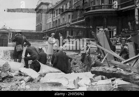 Les Nazis Raiders Bomb Buckingham Palace: Roi et reine inspecter les dommages. Le roi et la reine inspectent les dégâts causés au palais de Buckingham par l'explosion d'une bombe à retardement déposée par les nazis Raiders dans la nuit de dimanche (8 septembre). Leurs Majestés, photographiés aujourd'hui le 11 septembre, n'étaient pas dans le palais au moment de l'explosion et il n'y avait pas de victimes. 12 novembre 1940. (Photo par photo de presse associée). Banque D'Images