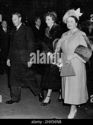 La famille royale danoise arrive -- le roi et la reine vus avec la reine Ingrid (au centre) à la gare de Liverpool Street ce dimanche soir. Le roi Frederick et la reine Ingrid, avec la reine Alexandrine, sont arrivés à Londres tous les jours (dimanche) pour assister à l'ouverture de l'exposition d'art danois au Victoria and Albert Museum mercredi prochain. Ils étaient tapis par le roi et la reine à leur arrivée à la gare de Liverpool Street. 24 octobre 1948. (Photo de Reuterphoto) Banque D'Images