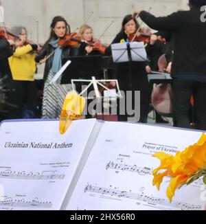 La flashmob orchestrale « Music for Peace » se joue lors d'une manifestation contre l'invasion de l'Ukraine par la Russie 06/03/22 - Londres, Royaume-Uni Banque D'Images