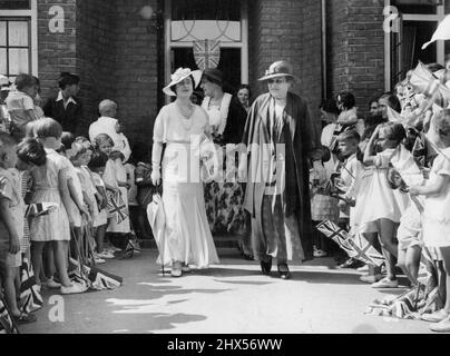 Duchesse de York visite les maisons du Dr Barnardo: La Duchesse de York, marchant dans les terres des maisons du Dr Barnardo, ***** Kingside, Essex, Angleterre. Les maisons du Dr Barnardo est ***** Plus grand orphelinat d'Angleterre. 12 août 1935. (Photo par Universal Pictorial Press & Agency). Banque D'Images