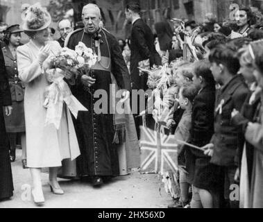 Visite de la Reine et de la princesse Elizabeth Southwark - la Reine avec la RT. Le révérend Peter Emanuel Amigo, archevêque-évêque de Southwark (il est né à Gibraltar), quitte la cathédrale Saint-Georges (R.C.) après le service de commémoration de Shakespeare, sous la surveillance d'enfants-écoles qui applaudissent. La Reine, accompagnée de la princesse Elizabeth, a visité Southwark aujourd'hui après avoir assisté à un service à la cathédrale de Southwark en commémoration de William Shakespeare. 19 mai 1945. Banque D'Images