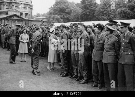 Royal Garden Party pour les ex-P.O.W.s. Le Roi et la Reine ont été cet après-midi, les hôtes de près de 2 000 rapatriés P.O.W. Lors d'une Garden Party au palais de Buckingham. Ils provenaient de tous les services et comprenaient des hommes des dominions et des colonies. La scène dans le domaine de Buckingham Palace comme la Reine et la princesse Margaret se déplaçait parmi les invités. Le roi et la princesse Elizabeth étaient également présents. 26 juin 1945. (Photo de Sport & General Press Agency Limited). Banque D'Images