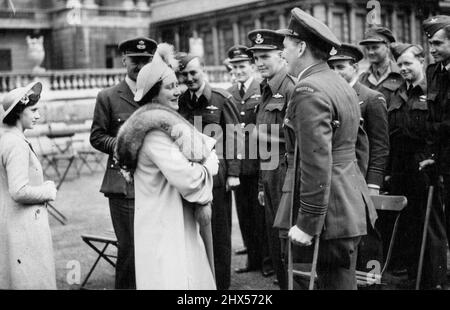 Royal Empire Day Garden Party pour rapatrier les prisonniers de guerre au palais de Buckingham. La Reine est vue parler à Radameyer de Bukawaye, Rhodésie du Sud, Afrique, qui a été délogé en juin l'année dernière, blessant sa jambe en faisant des blessés, en raison de la négligence de la part de l'hôpital allemand, sa jambe a dû être amputée, malgré cela cependant, Il est très heureux et avait depuis marié.le roi et la reine à ce jour, Empire Day, a donné une Garden Party pour rapatrié l'Empire et le Dominion prisonniers de guerre au palais de Buckingham; le roi et la reine et les deux princesses ont contentement circulé parmi leurs invités ch Banque D'Images