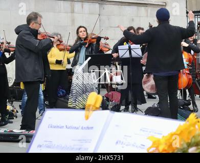 La flashmob orchestrale « Music for Peace » se joue lors d'une manifestation contre l'invasion de l'Ukraine par la Russie 06/03/22 - Londres, Royaume-Uni Banque D'Images