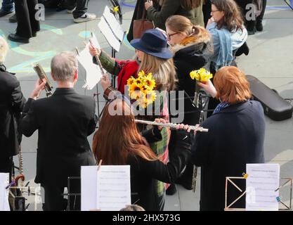 La flashmob orchestrale « Music for Peace » se joue lors d'une manifestation contre l'invasion de l'Ukraine par la Russie 06/03/22 - Londres, Royaume-Uni Banque D'Images