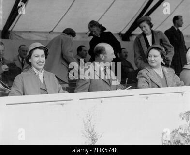 Les pistes de cheval raviront la Reine - la Reine dans un nouveau chapeau de style pour égaler son manteau orange, sourit alors que sa mère, la reine Elizabeth, la reine mère, parle avec le duc de Beaufort, maître du cheval, aux épreuves de dressage, Tenu le jour d'ouverture des épreuves de chevaux européennes dans le grand parc de Windsor (mercredi). 18 mai 1955. (Photo par Reuter photo). Banque D'Images