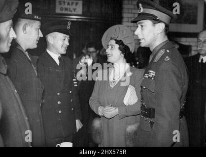H.M. le Roi et la Reine ont visité des clubs de services pour d'autres rangs à Londres - le Roi et la Reine discutant avec P.O. Jardine de Melbourne, qui les ont rencontrés lorsqu'ils ont visité l'Australie en tant que duc et duchesse de York. 24 octobre 1940. (Photo de Sport & General Press Agency). Banque D'Images