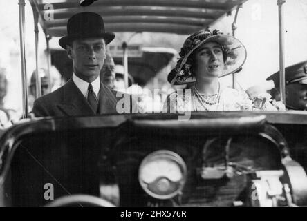 Le duc et la duchesse de York (aujourd'hui le roi et la reine), photographiés dans une voiture de chemin de fer le 22 juillet 1925. L'occasion a été leur adresse à 10 000 enfants du plateau des écoles primaires de Londres, à Wembley, Londres. 15 novembre 1951. (Photo de Reuterphoto). Banque D'Images