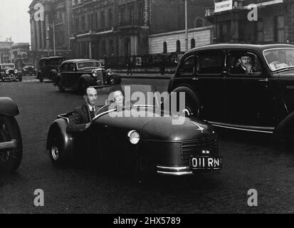 Un Minicar Bond à trois roues de £155, qui prétend être la voiture familiale la plus petite, la moins chère et la plus économique au monde, est maintenant fabriqué au taux de 10 par semaine à Preston, Lancashire, Angleterre. 26 avril 1949. Banque D'Images