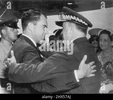 Le président du Nicaragua Greets Nixon -- le vice-président Richard Nixon est accueilli par l'homme fort du Nicaragua, le président Anastasio Somoza, laissé à son arrivée à l'aéroport de Managua, le 19th février. Nixon et sa femme sont arrivés du Honduras, ce qui est le cinquième pays sur le vice-président américain Good se rendit en Amérique latine et dans les Caraïbes. 03 mars 1955. (Photo par AP Wirephoto). Banque D'Images