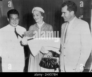 Cadeau royal pour Mme Nixon -- le vice-président et Mme Richard Nixon admirent une boîte en argent ciselée présentée à Mme Nixon par le roi Norodom, à gauche, du Cambodge lors de la récente visite des Nixons à la résidence royale de Siem Reap. Le Cambodge est un État indépendant en Indochine. 11 novembre 1953. (Photo par AP Wirephoto). Banque D'Images