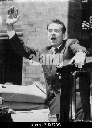 Le vice-président américain Richard Nixon fait la vague devant les employés du raffinage du sucre colonial alors qu'il quitte les travaux après son inspection ce matin. 21 octobre 1953. Banque D'Images