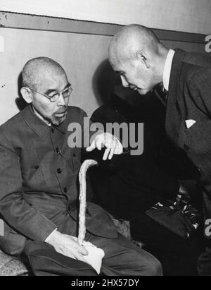 Accusés dans les procès contre le crime de guerre au Japon -- Dans le groupe de 28 Japonais jugés à Tokyo par le tribunal militaire international pour l'extrême-Orient est Yosuke Matsuoka, (à gauche) qui a été délégué en chef à l'assemblée de la ligue des nations en 1933 et membre du conseil consultatif du Cabinet japonais en 1940. Il a été ministre des Affaires étrangères sous la direction du prince Konoye de juillet 1940 à juillet 1941. À droite, Takasumi Oka, qui a servi comme section Chef au Bureau des affaires générales et militaires de la marine japonaise d'octobre 1940 à août 1944, et chef de la station navale de Chinkai (Corée) de septembre 1944, Banque D'Images